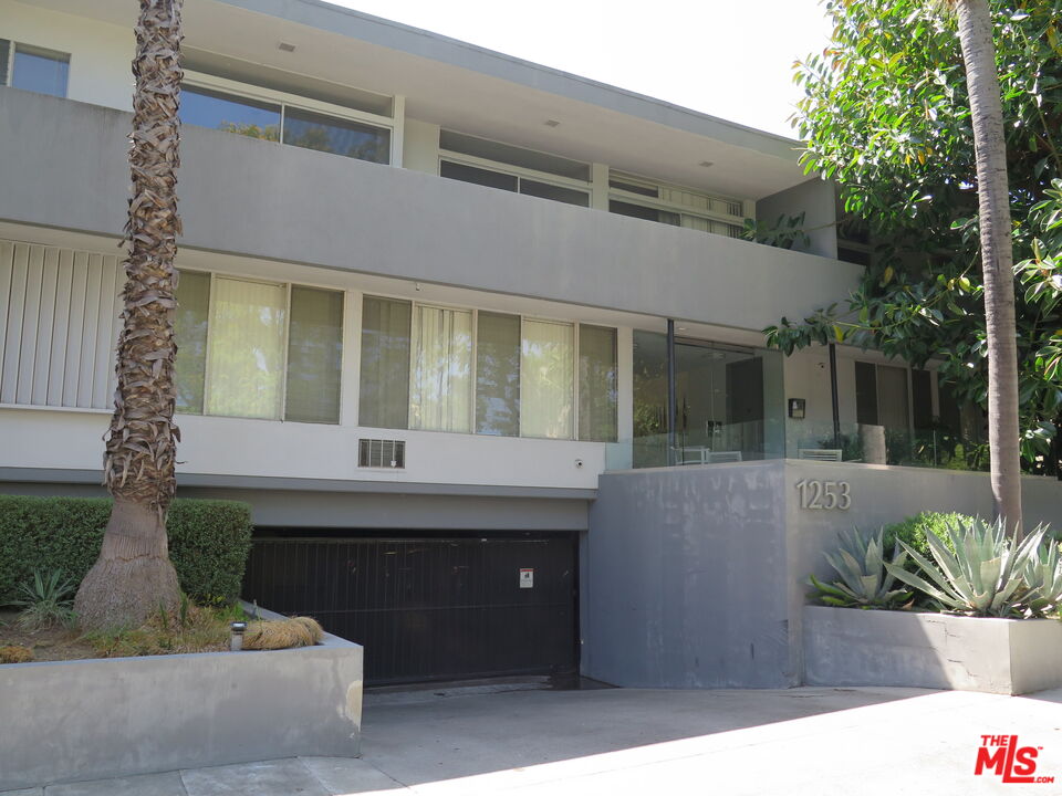 1253 N Hayworth Ave Unit: 109