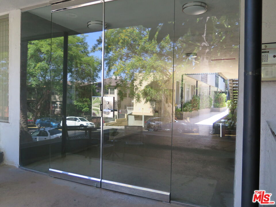 1253 N Hayworth Ave Unit: 109