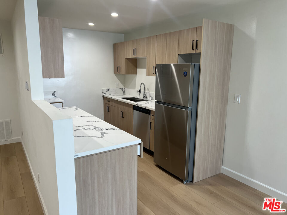 1253 N Hayworth Ave Unit: 109