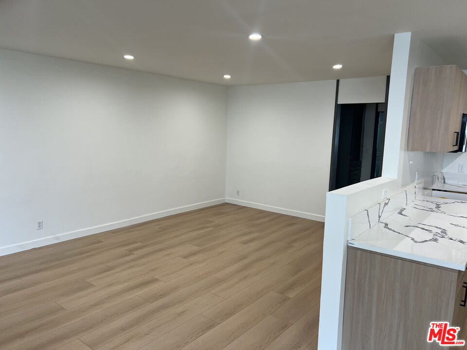 1253 N Hayworth Ave Unit: 109