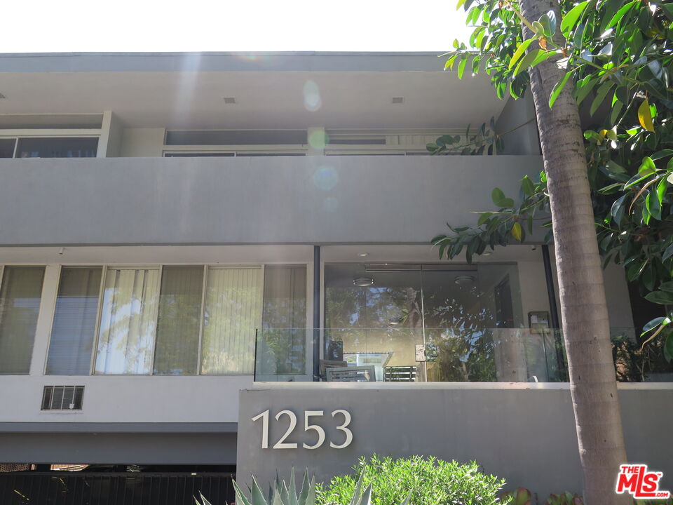 1253 N Hayworth Ave Unit: 109