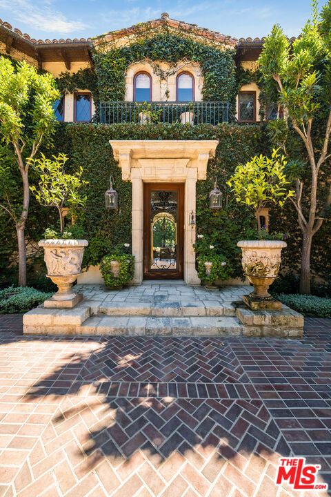 1550 Amalfi DR