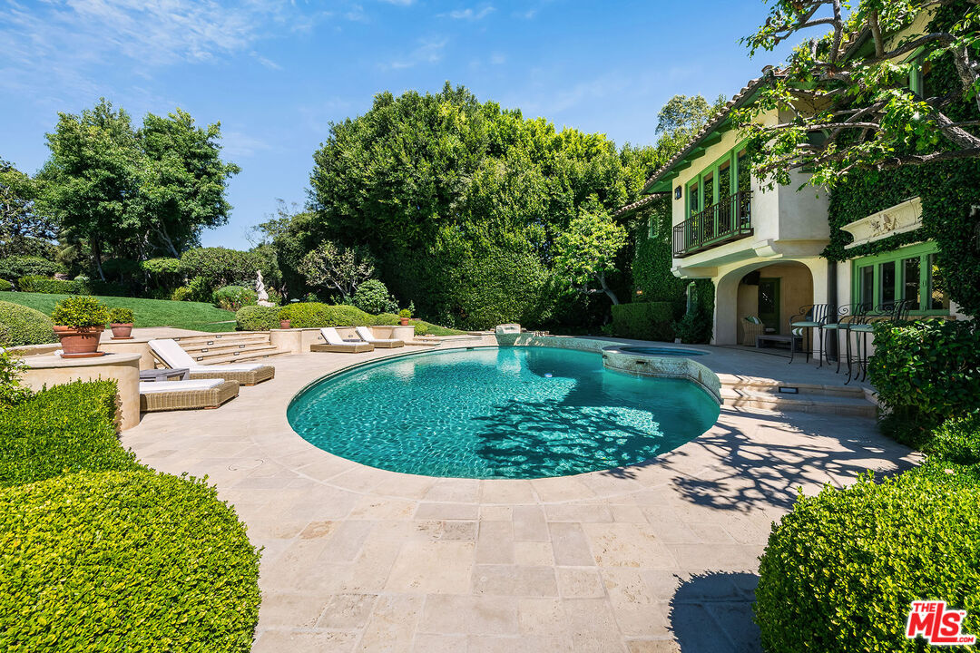 1550 Amalfi DR