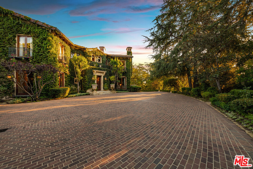 1550 Amalfi DR