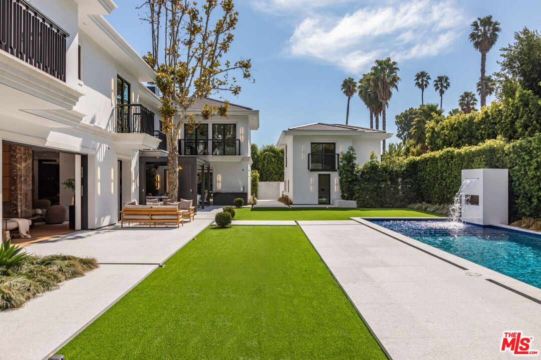 927 N Whittier Dr