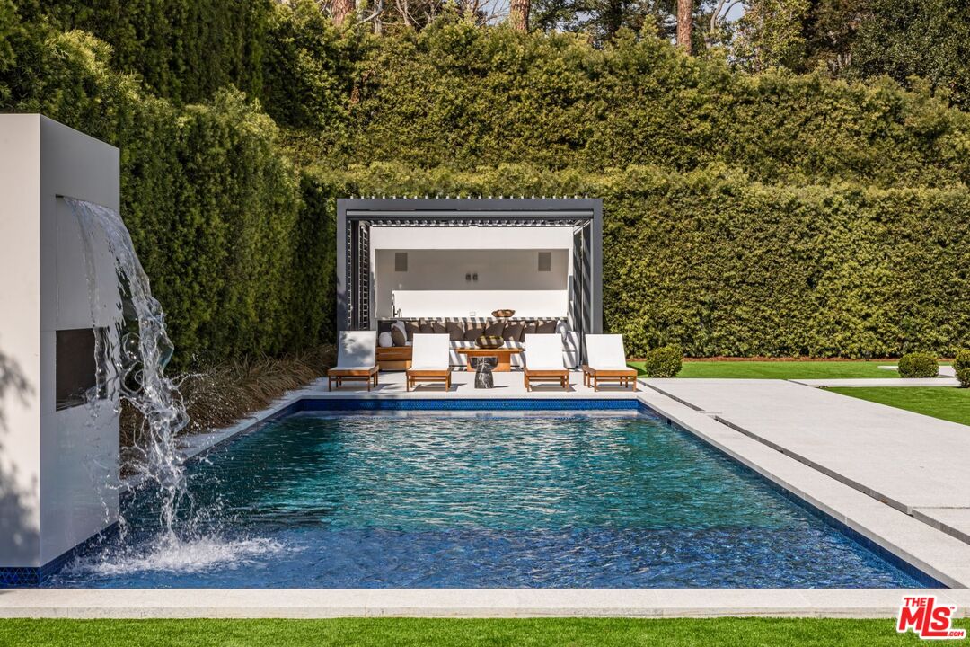 927 N Whittier Dr