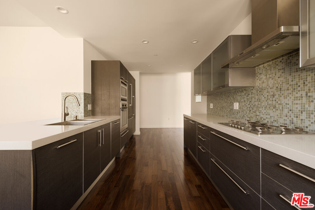 928 N Croft Ave Unit: 201