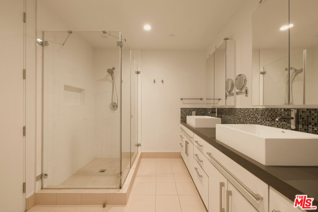 928 N Croft Ave Unit: 201