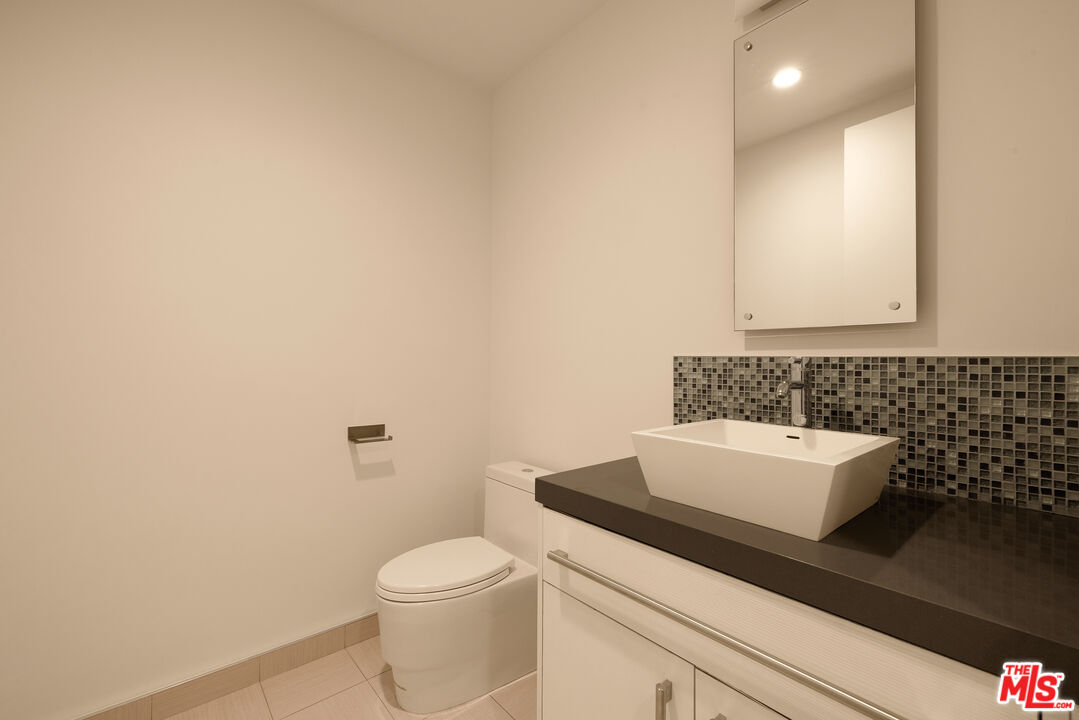 928 N Croft Ave Unit: 201