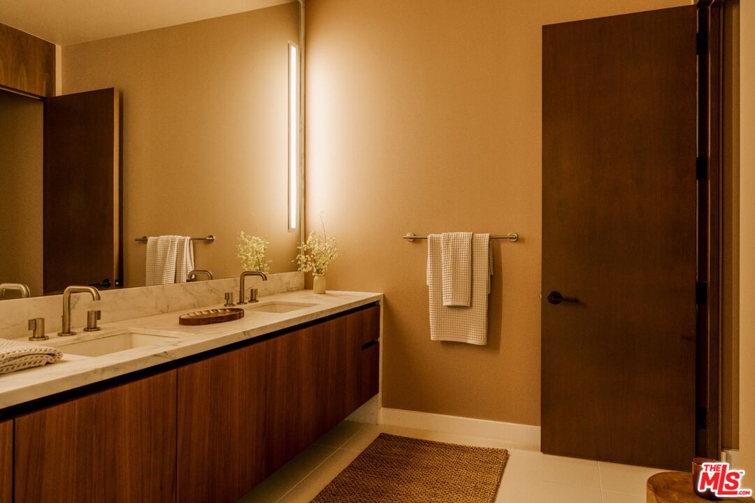 702 N Doheny Dr Unit: TH12