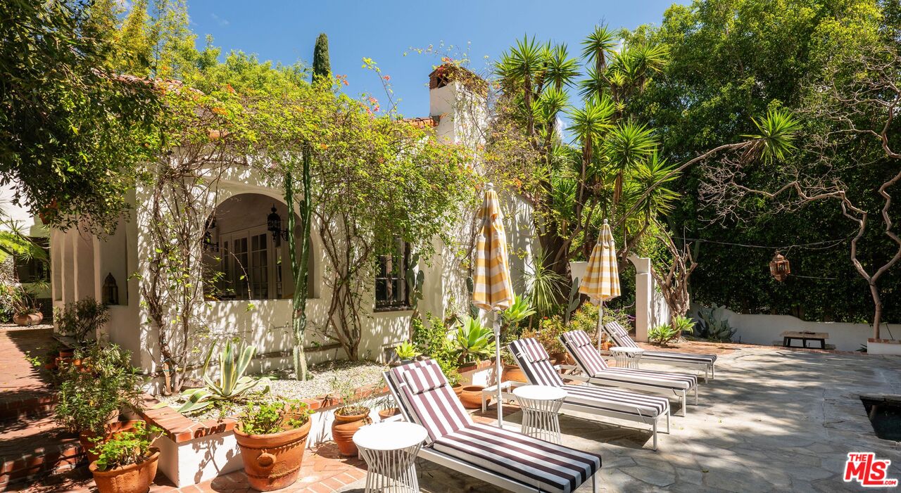 1135 Sunset Vale Ave