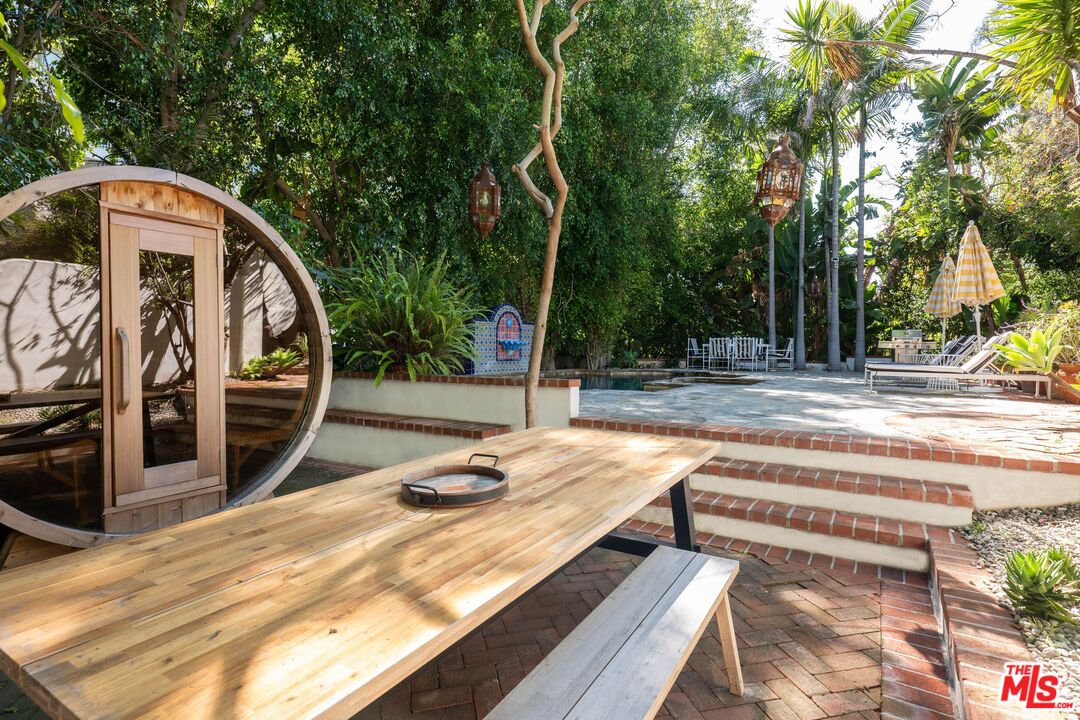 1135 Sunset Vale Ave