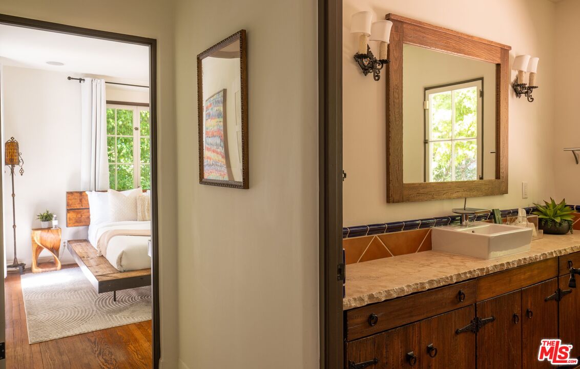 1135 Sunset Vale Ave