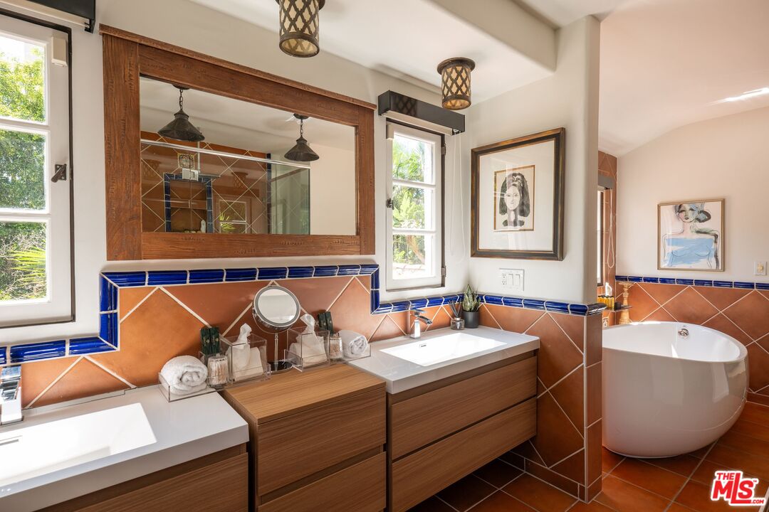 1135 Sunset Vale Ave