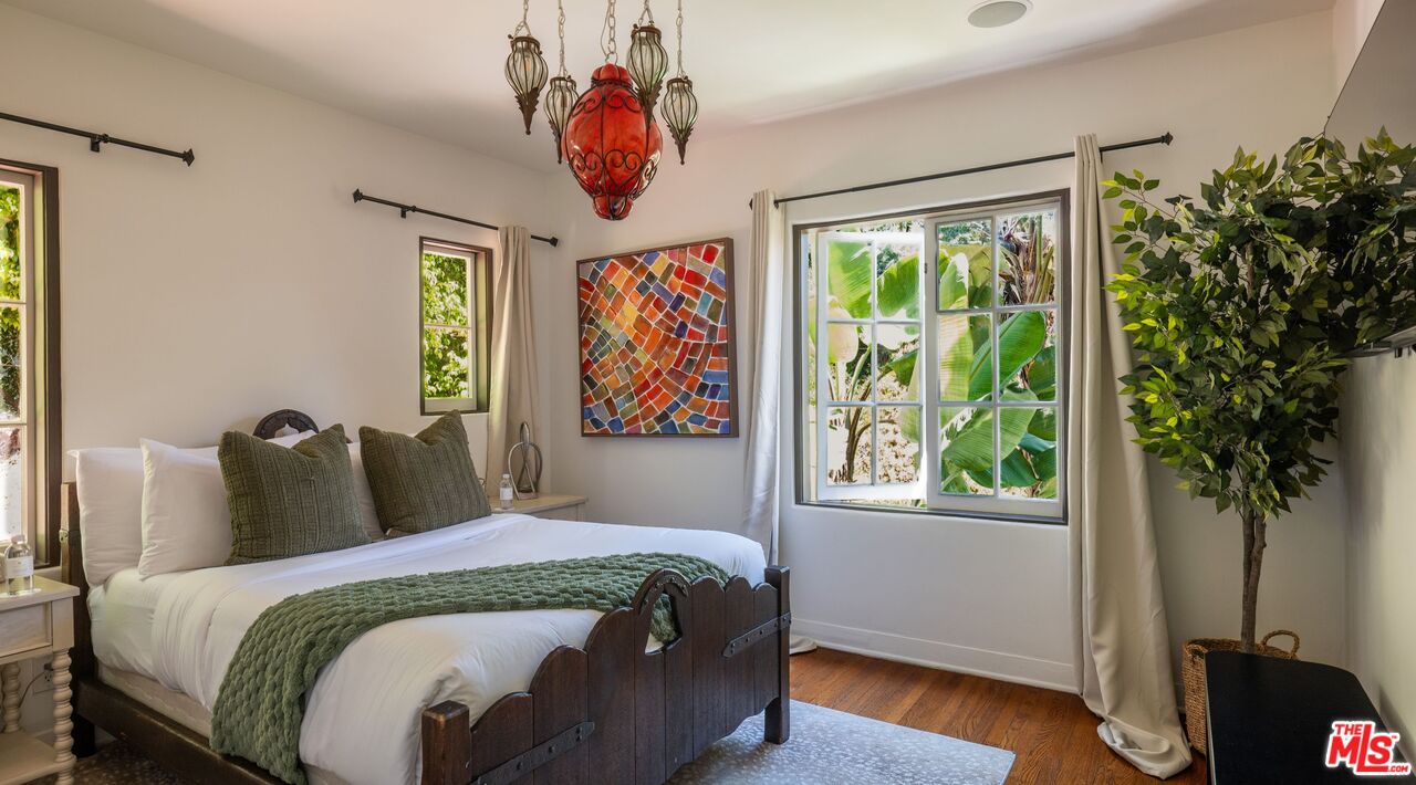 1135 Sunset Vale Ave