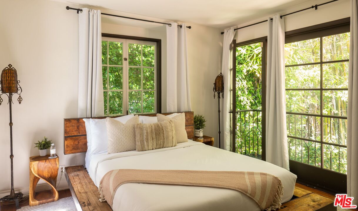 1135 Sunset Vale Ave