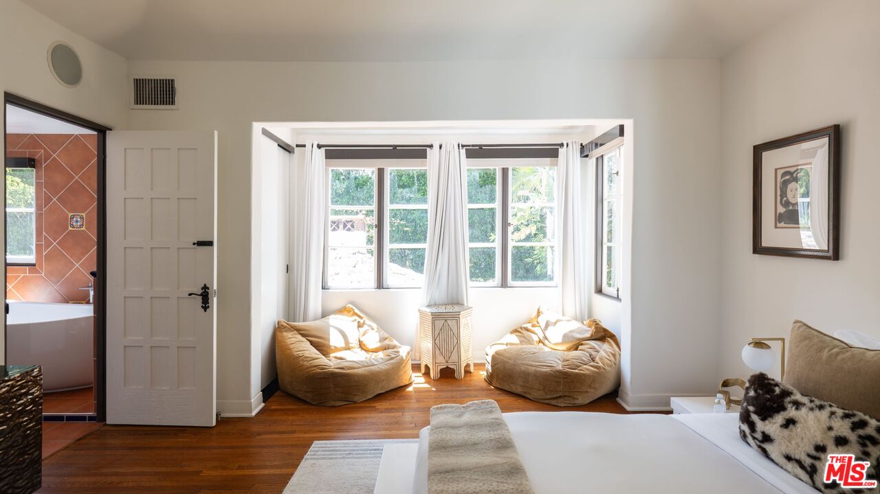 1135 Sunset Vale Ave