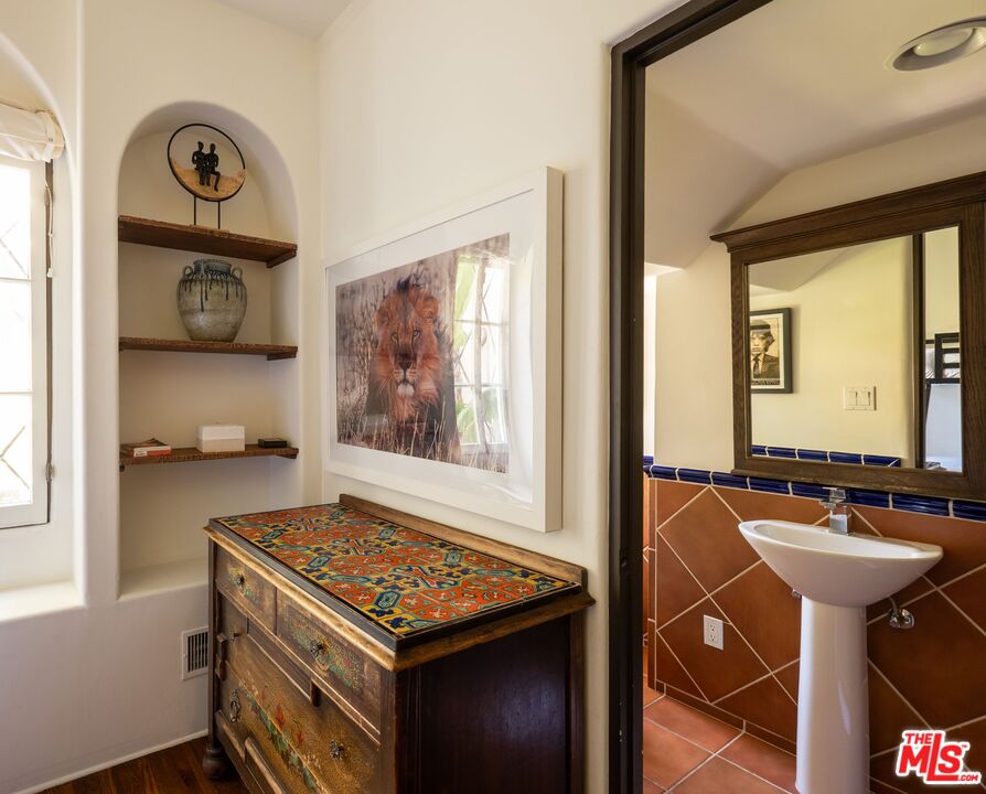 1135 Sunset Vale Ave