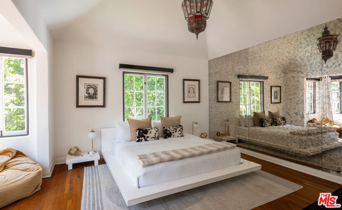 1135 Sunset Vale Ave