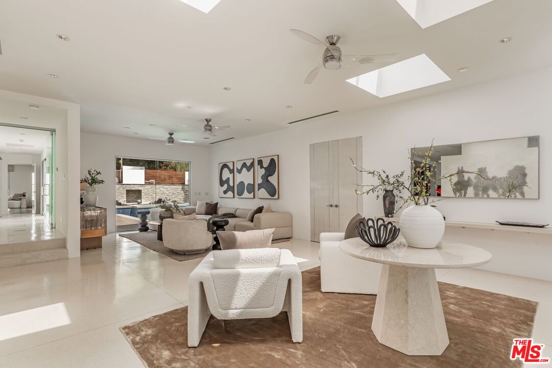 9229 Robin Dr
