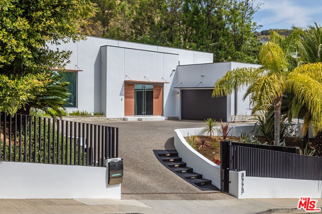 9229 Robin Dr