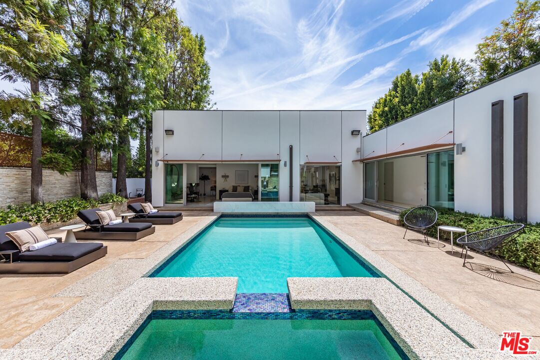9229 Robin Dr