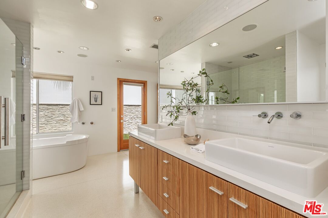 9229 Robin Dr