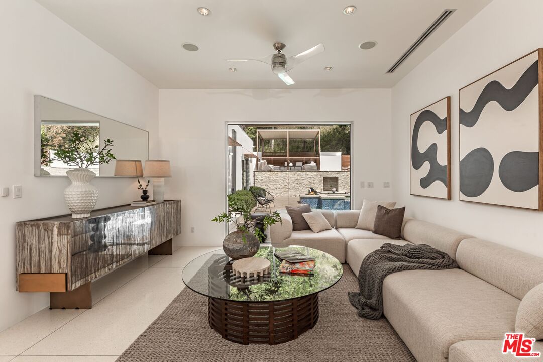 9229 Robin Dr