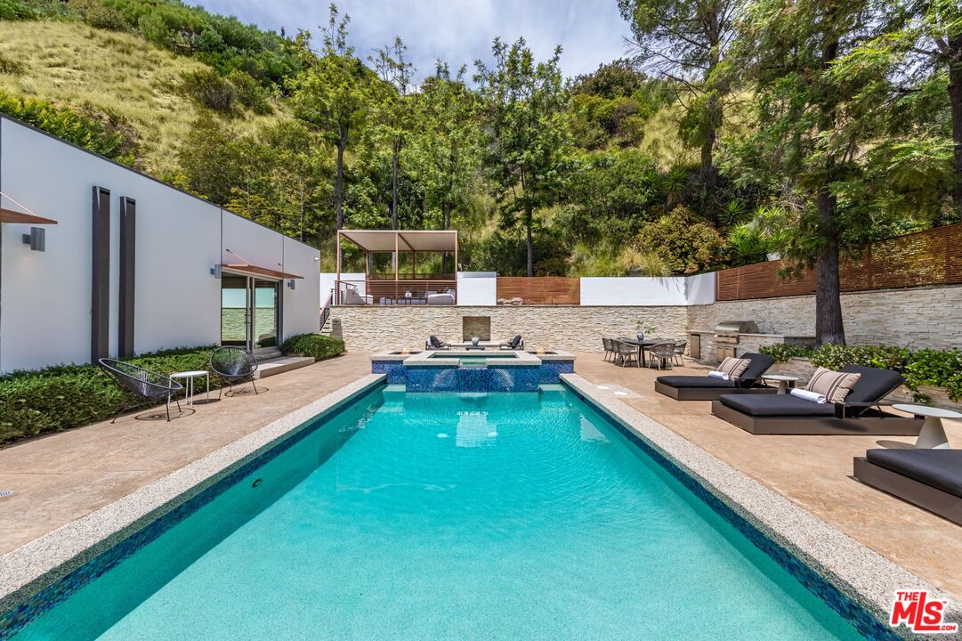 9229 Robin Dr