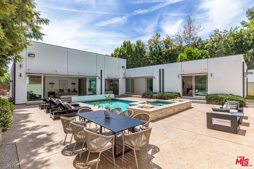9229 Robin Dr