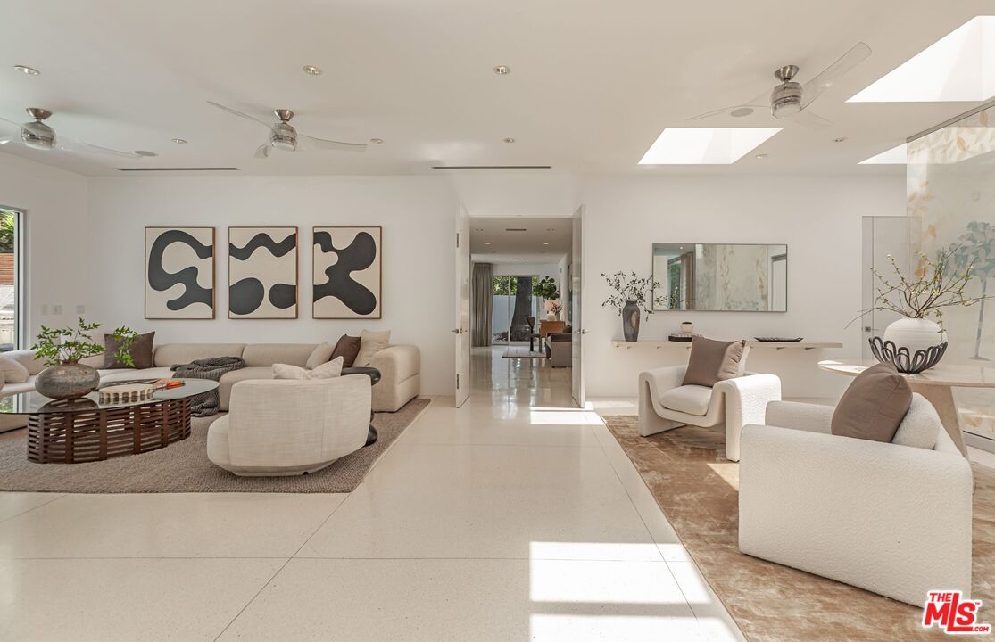 9229 Robin Dr