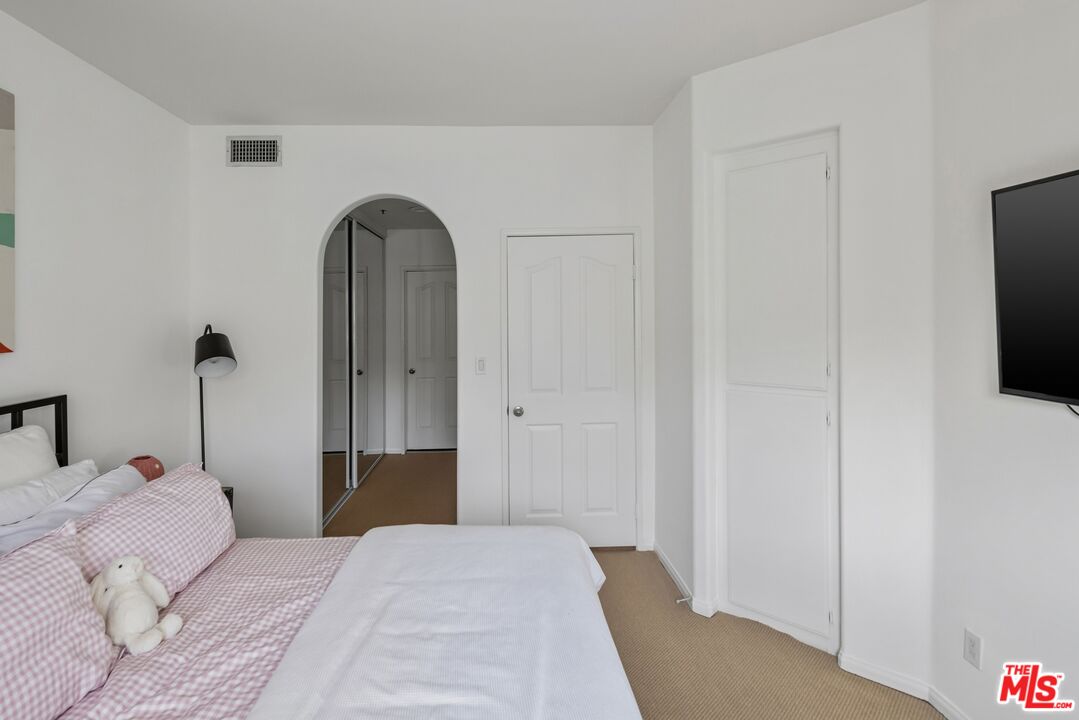 930 N Doheny Dr Unit: 305