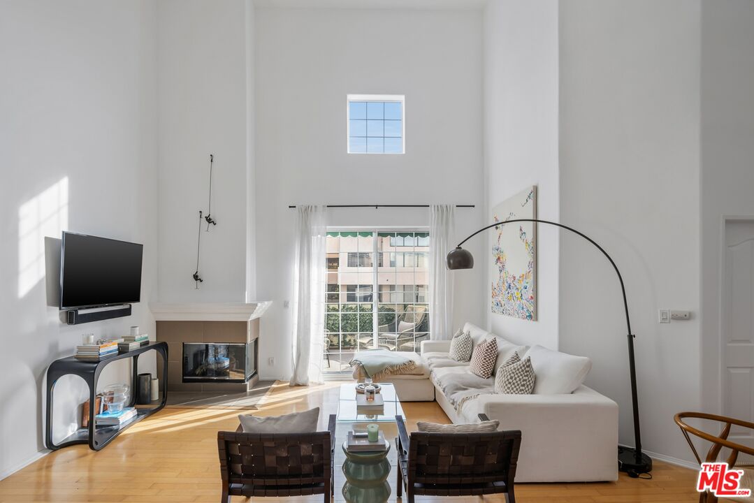 930 N Doheny Dr Unit: 305