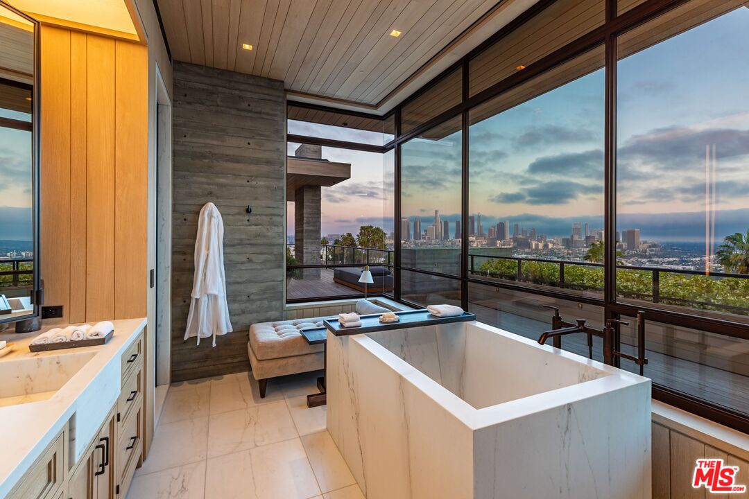 7661 Curson Ter