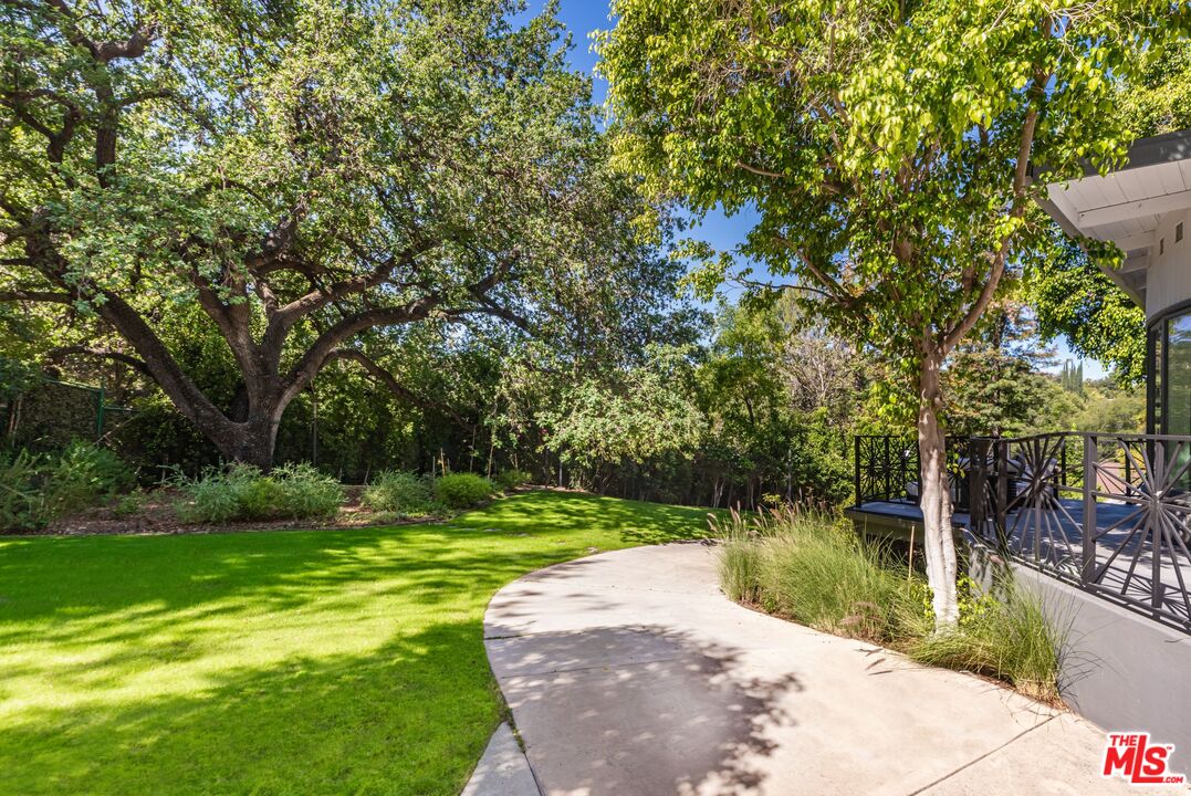 4626 Encino Ave