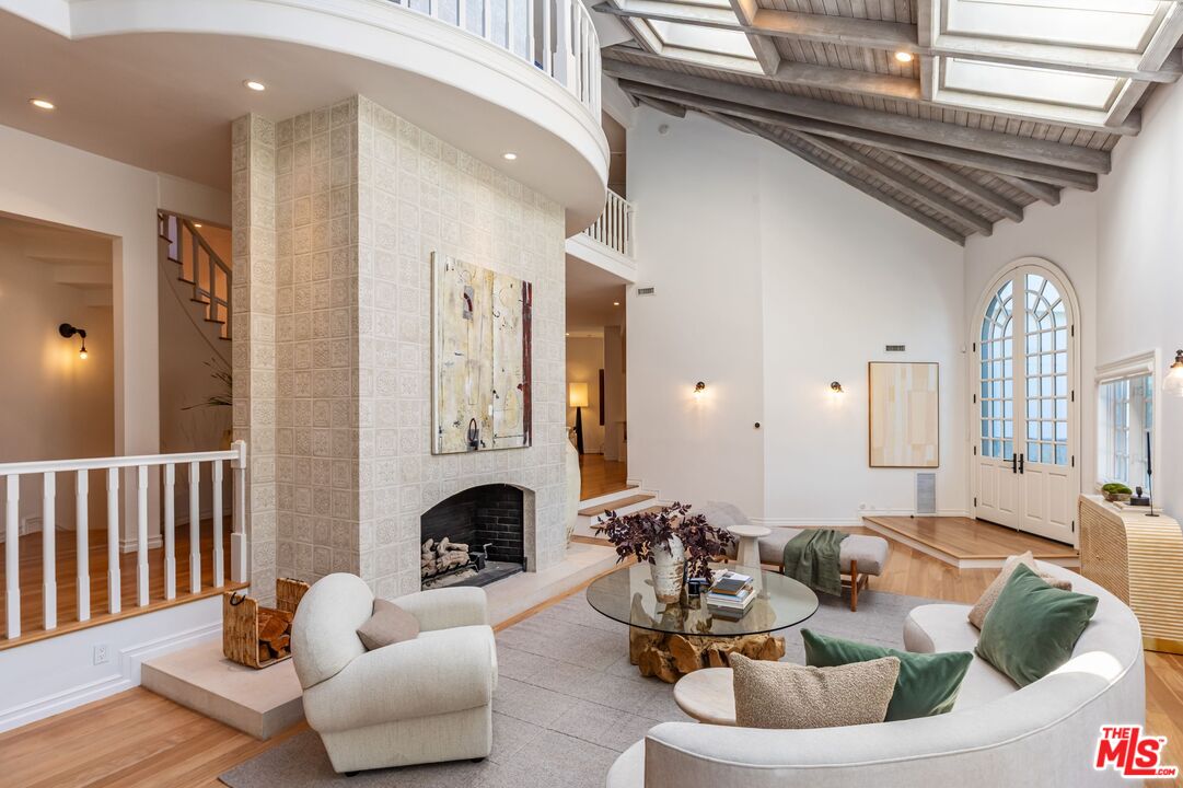 4626 Encino Ave