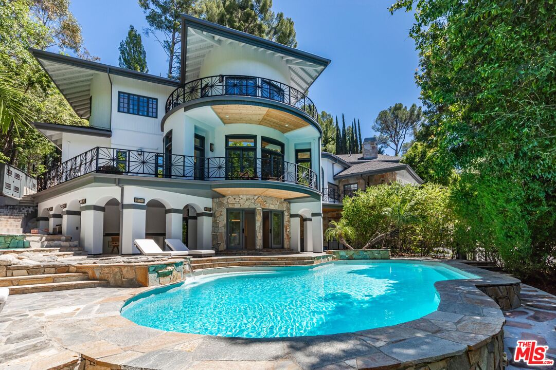 4626 Encino Ave
