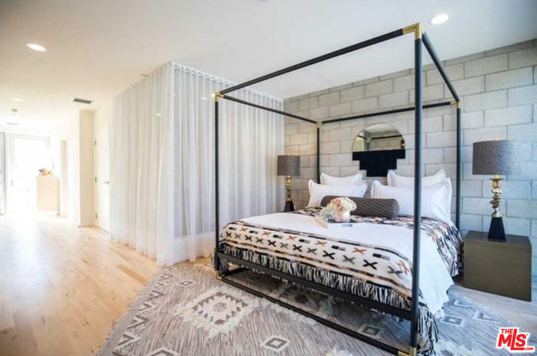 3450 Cahuenga Blvd Unit: 601