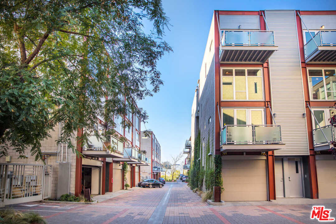 3450 Cahuenga Blvd Unit: 601