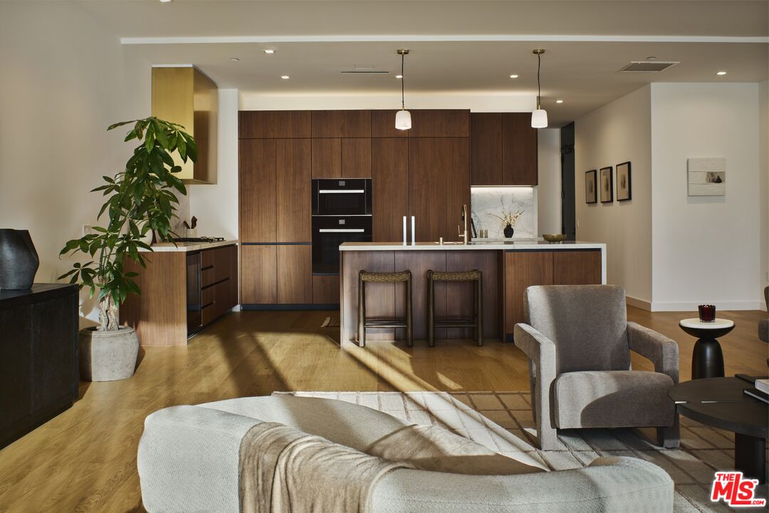 702 N Doheny Dr Unit: PH4