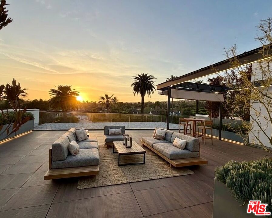 702 N Doheny Dr Unit: PH4