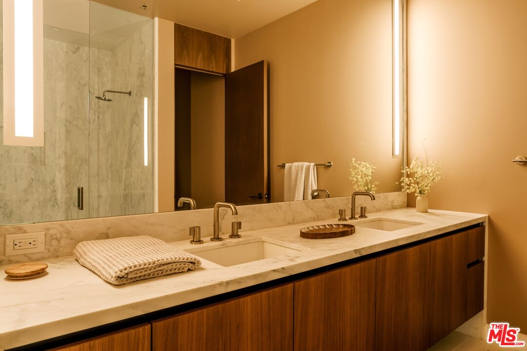 702 N Doheny Dr Unit: PH4
