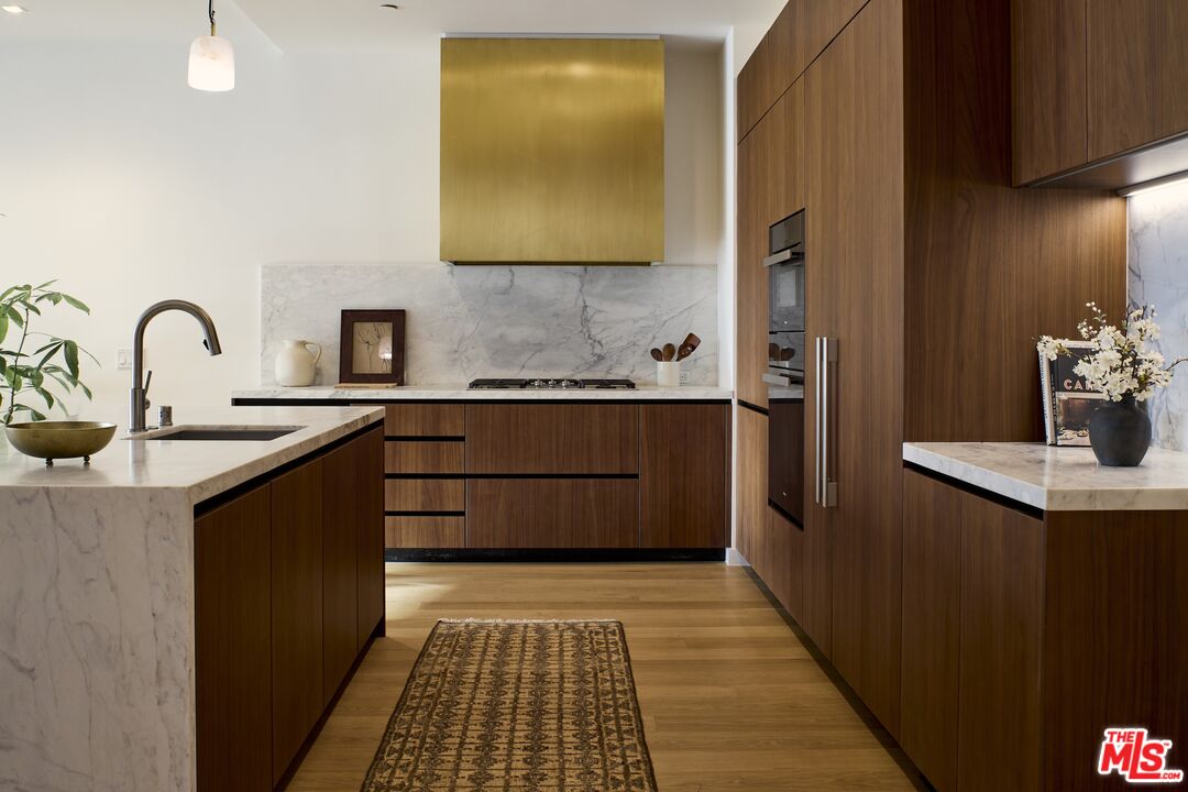 702 N Doheny Dr Unit: PH4