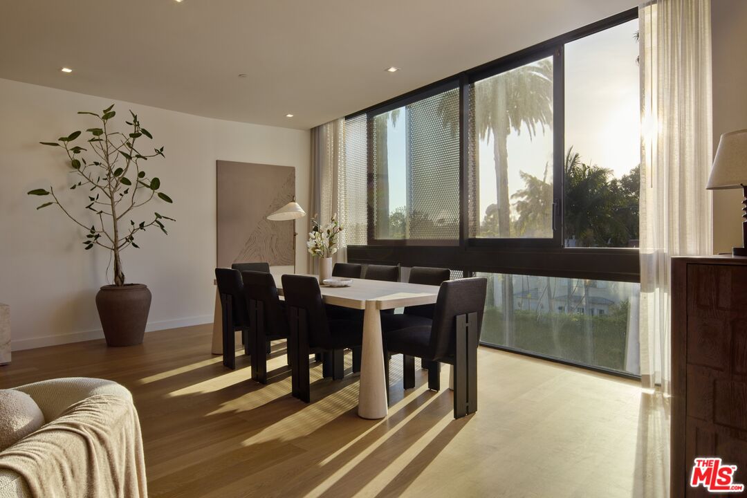 702 N Doheny Dr Unit: PH4