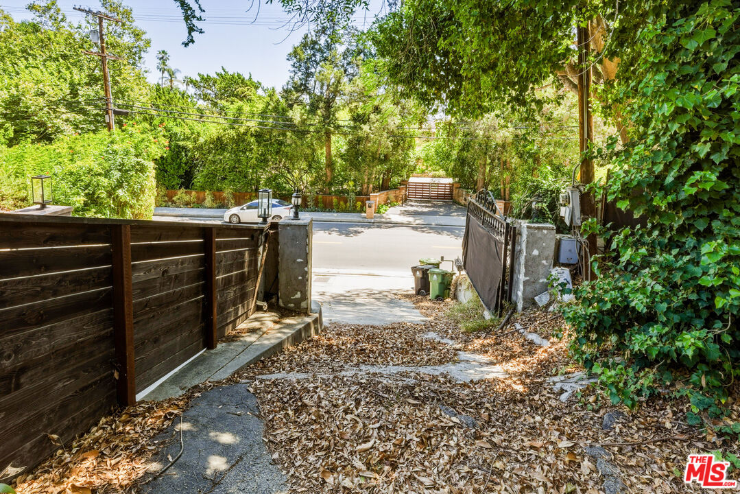 4625 Petit Ave