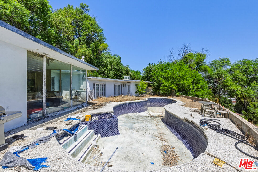 4625 Petit Ave