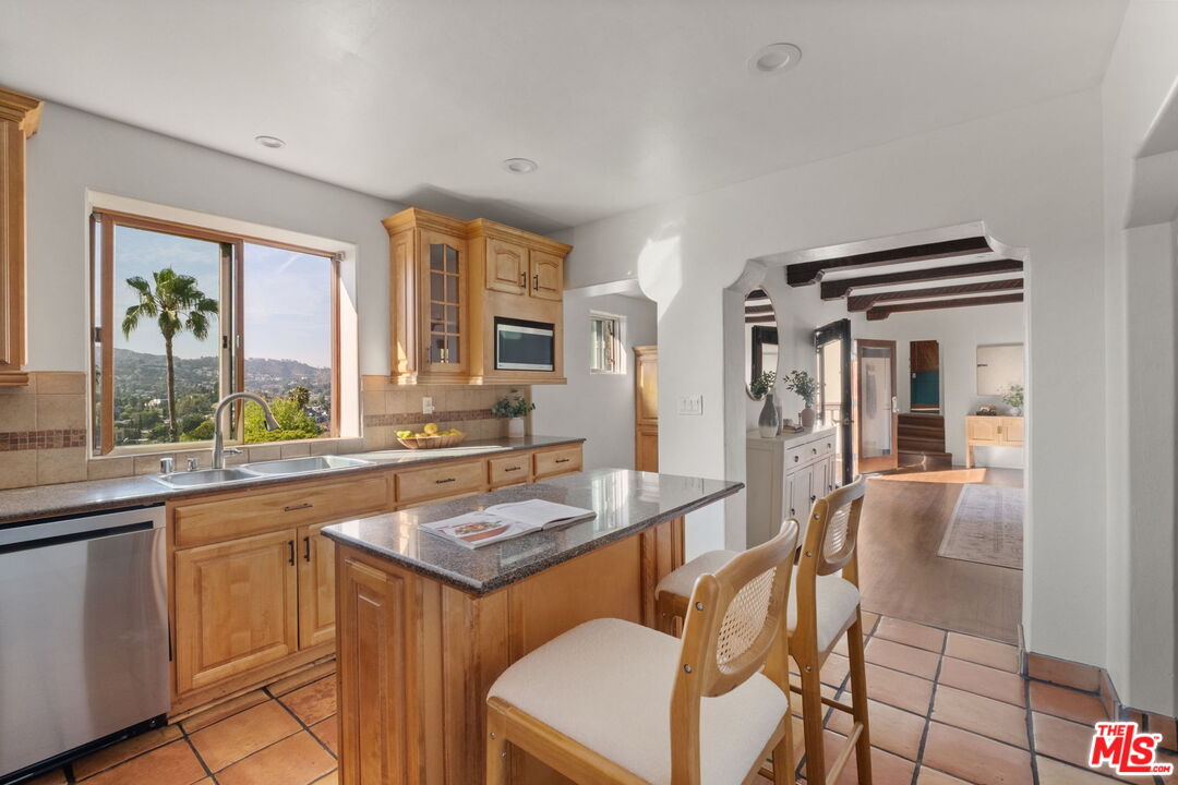3101 Fernwood Ave
