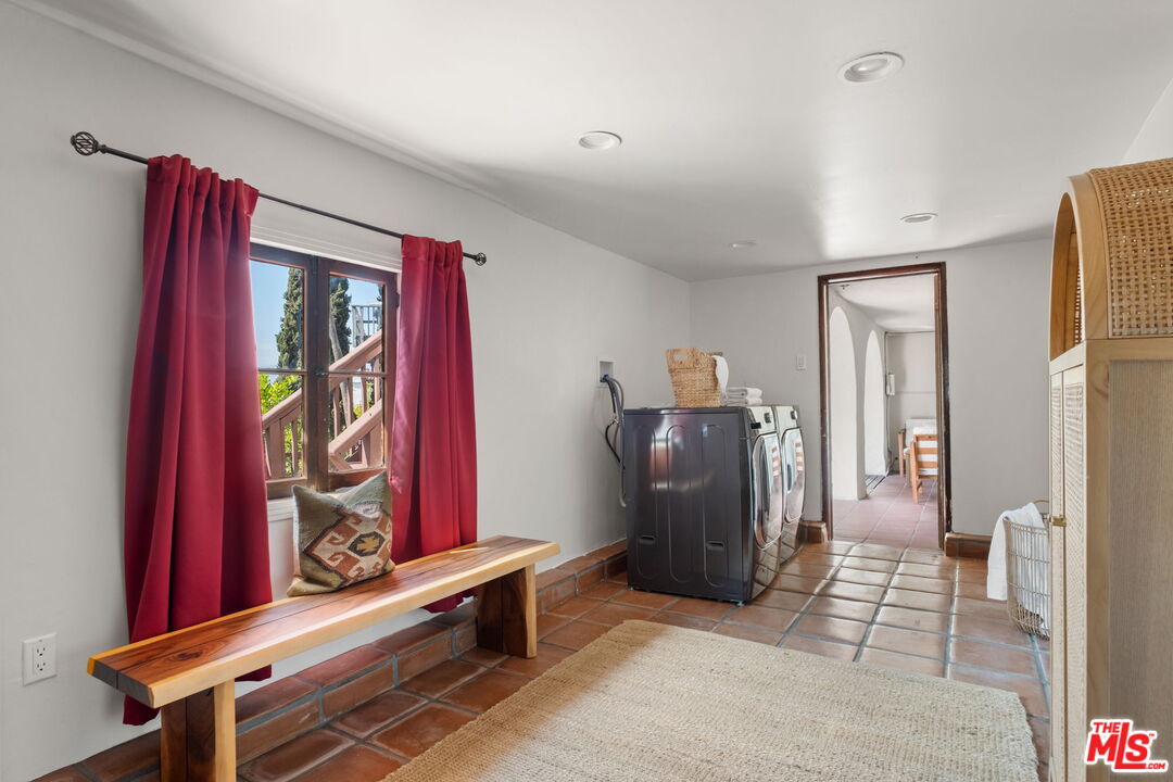 3101 Fernwood Ave
