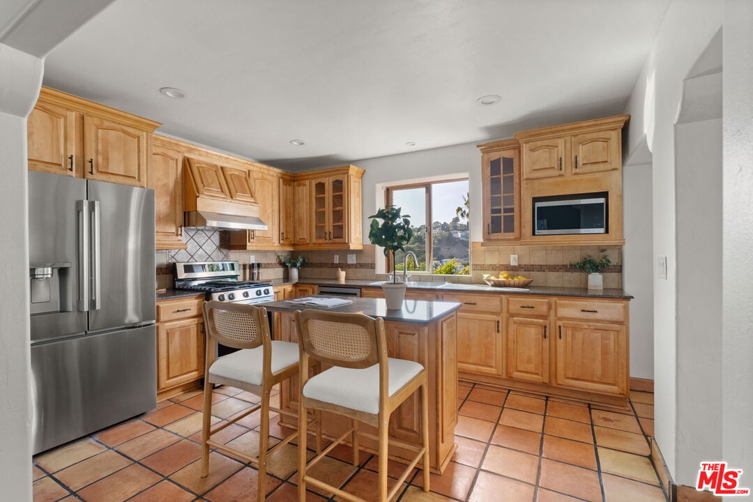 3101 Fernwood Ave