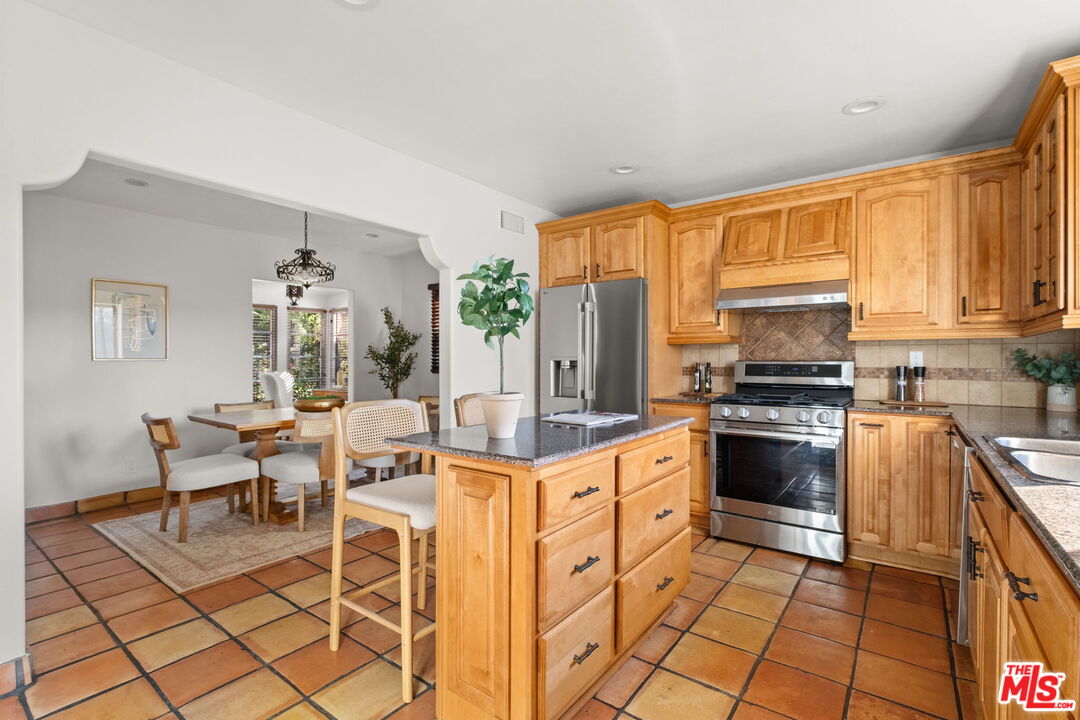 3101 Fernwood Ave